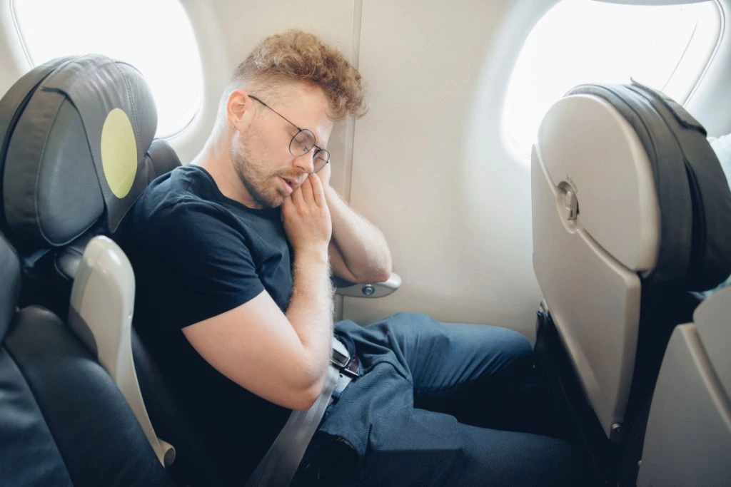 “Du forpester mit barn!” Mor raser over mands soveposition på fly