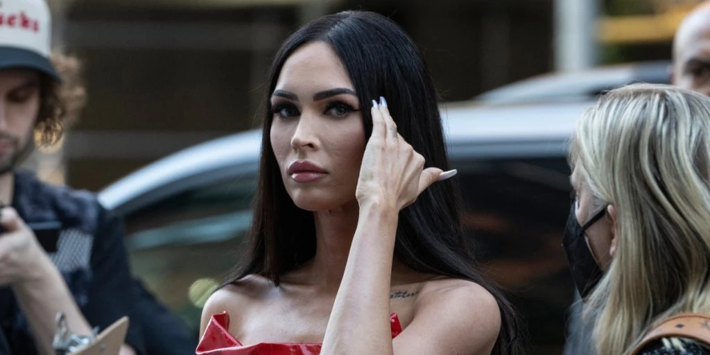 Megan Fox viser kroppen frem: Titter håret frem forneden?