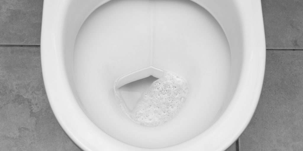 Naturligt alternativ til eddike og natron: Sådan får du bugt med toiletkalk