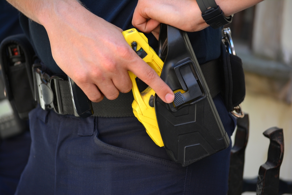Politiet taser 95-årig på plejehjemmet: Nu kæmper hun for sit liv