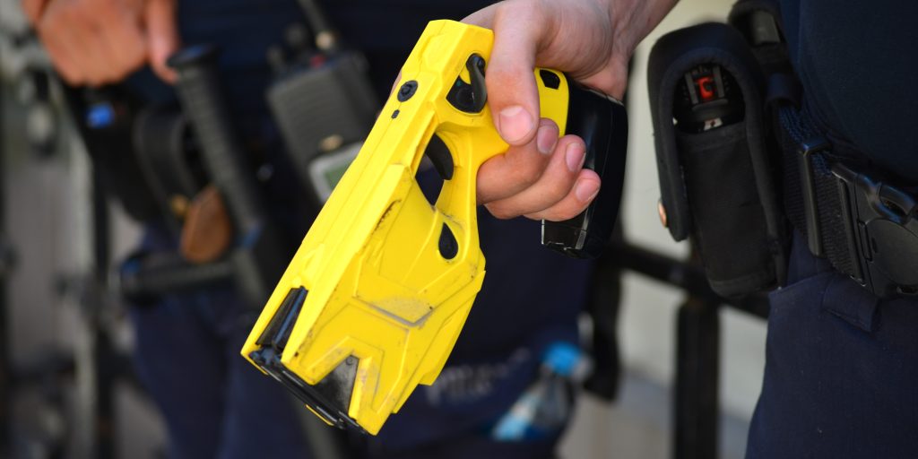 Skal testes i 3 politikredse: Skal danske betjente have strømpistoler?