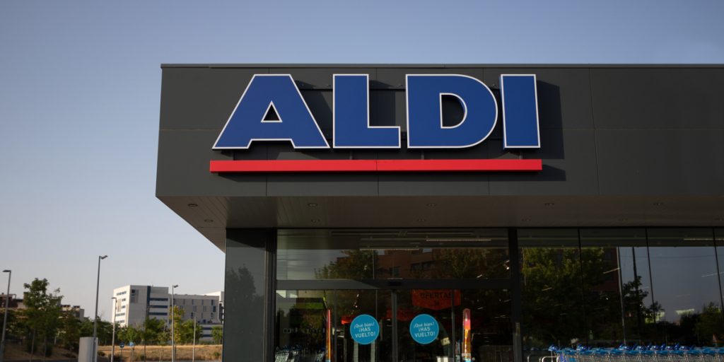 Du smider 20% af dine indkøb direkte i skraldespanden – Det vil Aldi og Too Good To Go lave om på