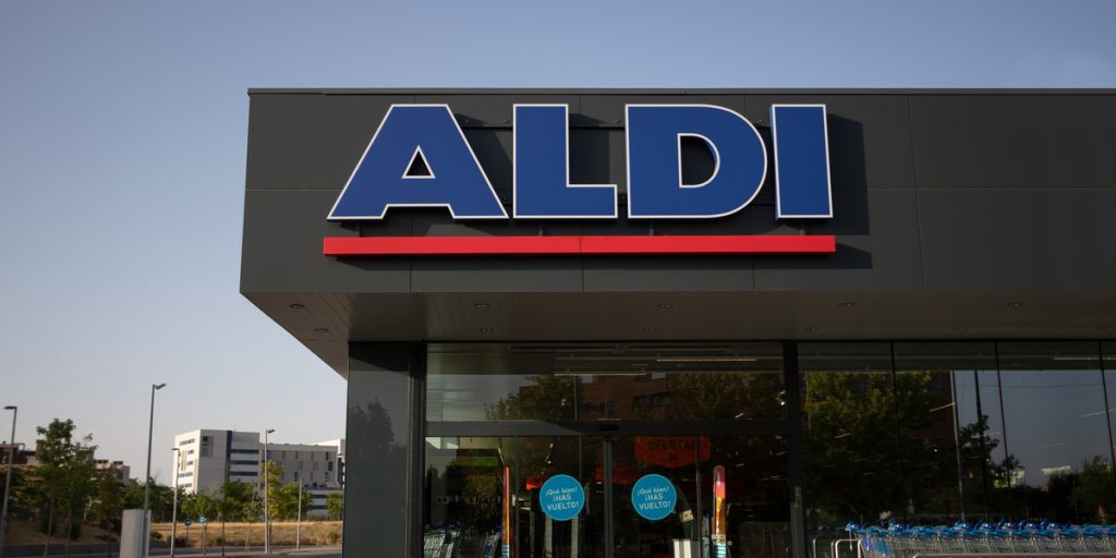Mand insisterede på at komme foran mor med baby i Aldi: Nu kritiseres han overalt på Internettet