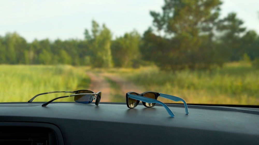 Advarer i sommervarmen: Efterlad ALDRIG dine solbriller i bilen