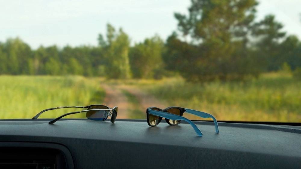 Advarer i sommervarmen: Efterlad ALDRIG dine solbriller i bilen