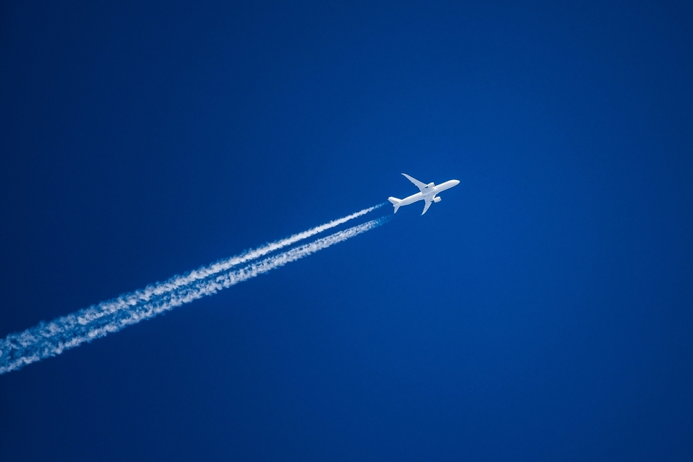 Har du også undret dig? Det er de to hvide striber, der følger fly på himlen