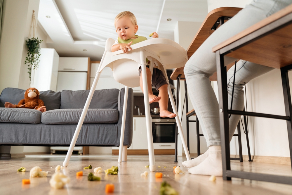 Er det i orden? Mor sat til at feje op efter sin baby på café
