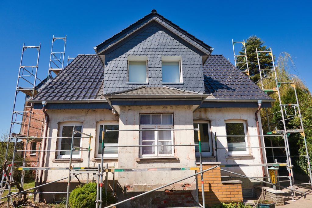 Kvinde jubler over fund – uventet skat gemt under gulvtæppet