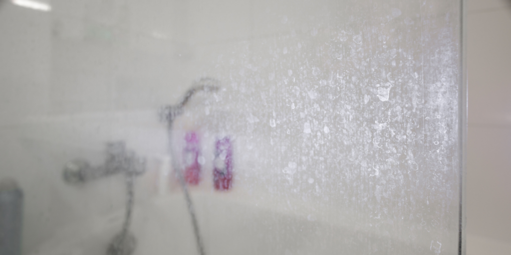 Ekspertens bedste tips: Sådan får du bugt med kalk i badet