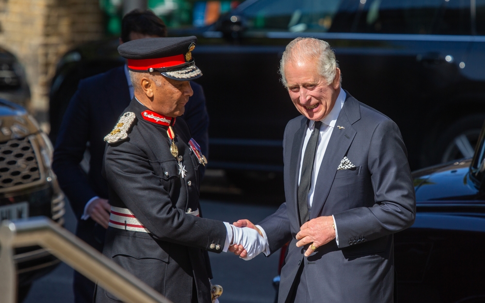 Hundredvis af briter vil deltage i kong Charles II´s kroning: Påtager sig en rolle i det stort anlagte skuespil