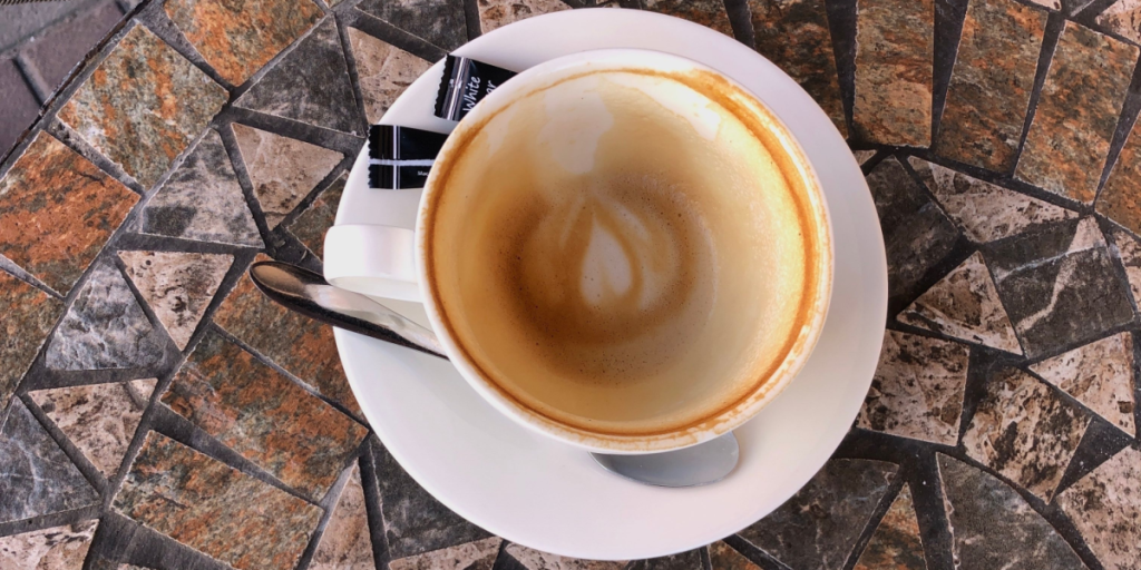 Sådan fjerner du koppernes misfarvning efter kaffe og the