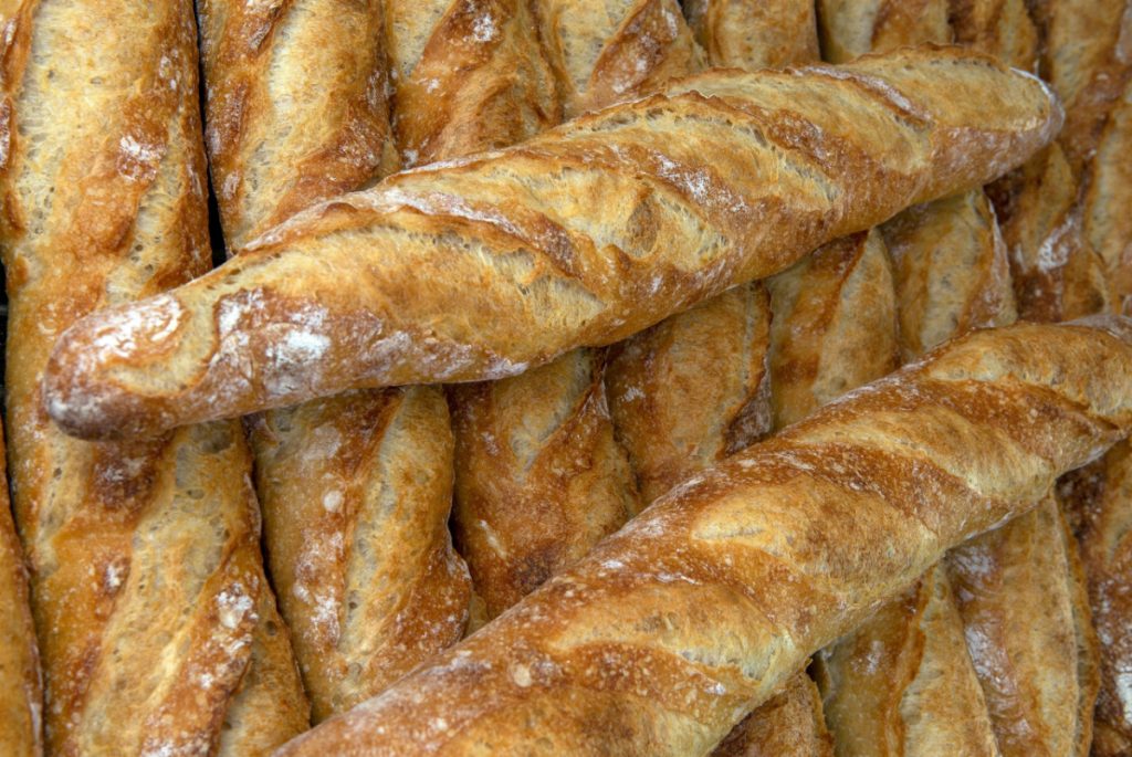 Simpel opskrift med 4 ingredienser: Sådan laver du sprøde og saftige baguettes