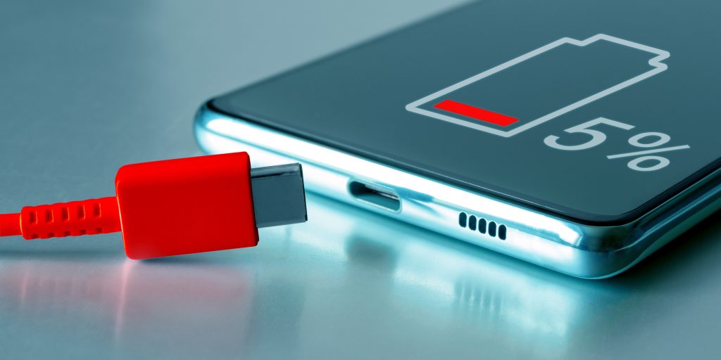 Går mobilen hurtigt død? Denne indstilling får batteriet til at holde længere