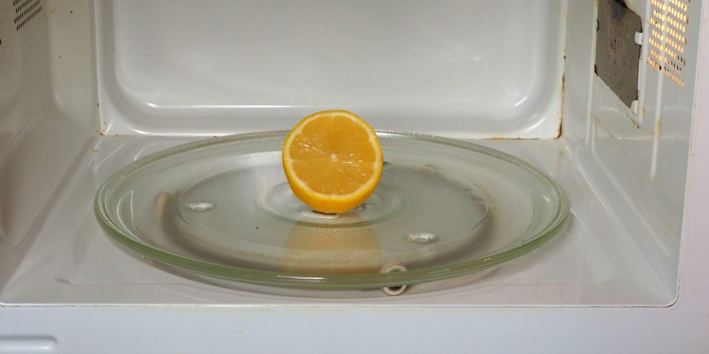 Derfor skal du putte appelsin eller citron i mikroovnen