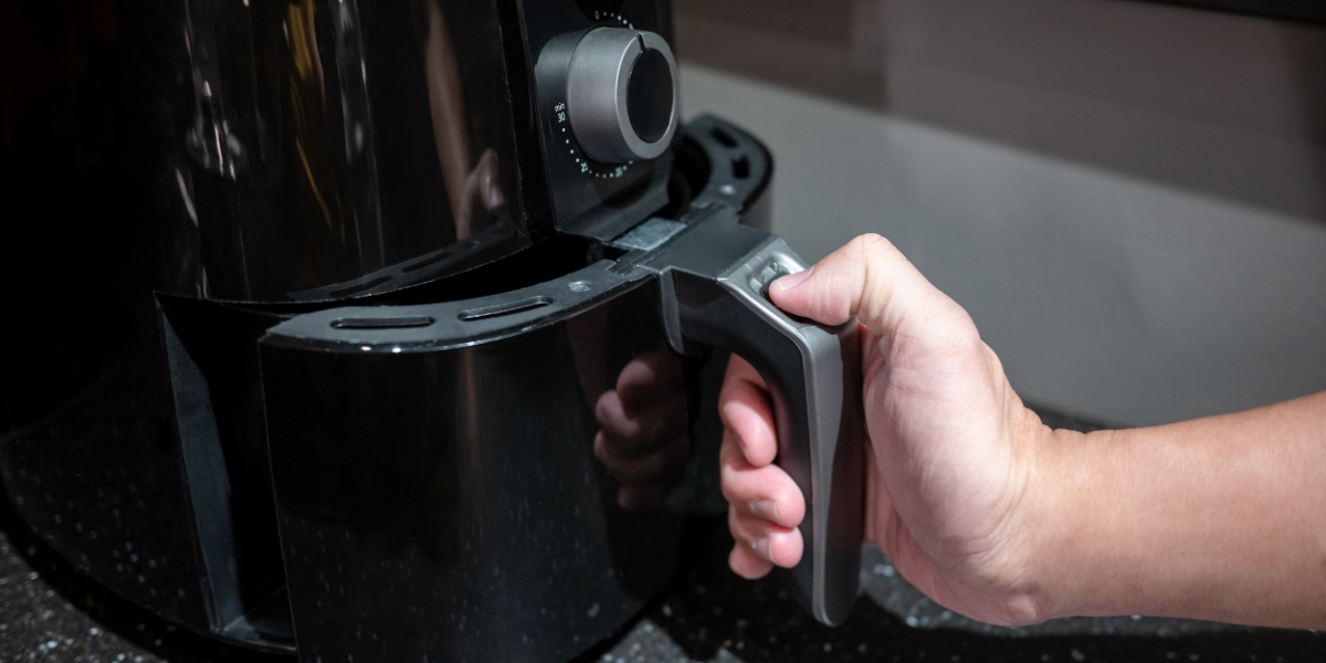 Ekspert advarer: Alt for mange airfryer-brugere begår denne fejl, og det kan være en sikkerhedsrisiko