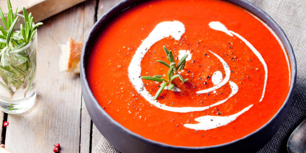 Enkel og hurtig tomatsuppe med rosmarin – perfekt til efterårsaftener