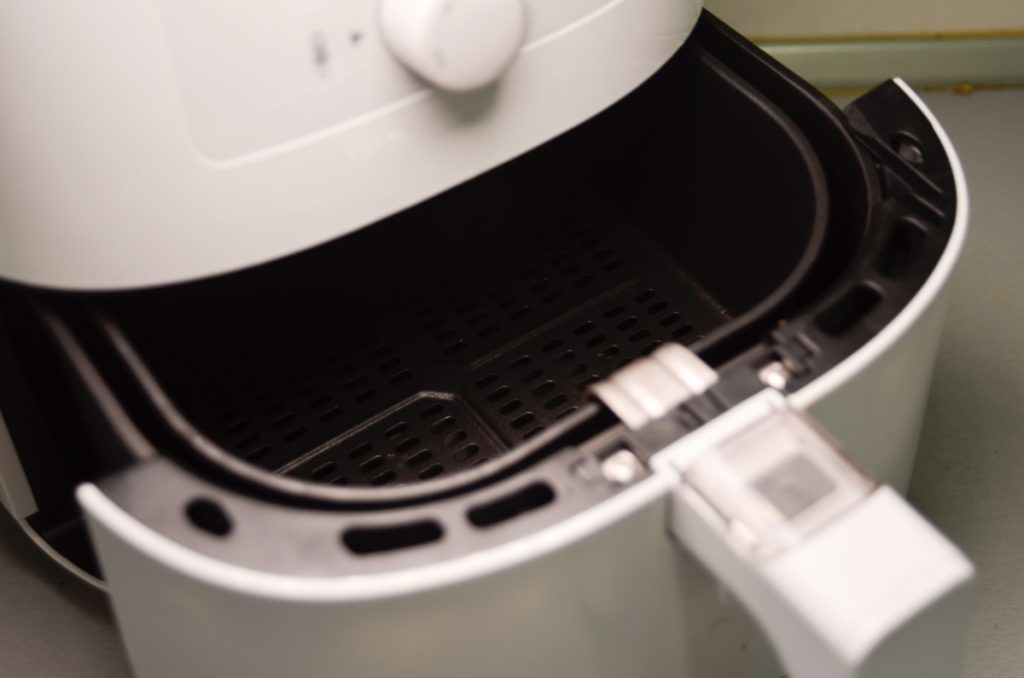 Ekspert deler genialt trick: Sådan rengør du din airfryer i et snuptag