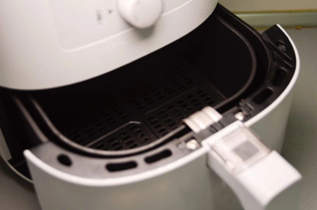 Ekspert deler genialt trick: Sådan rengør du din airfryer i et snuptag