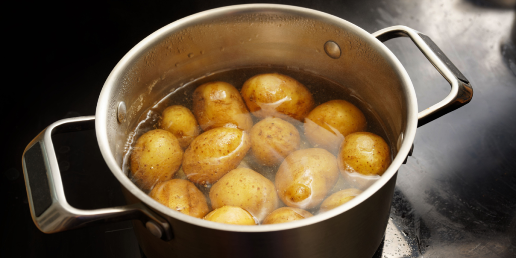 Lad være med at hælde det ud: 3 ting, du kan bruge kartoffelvandet til