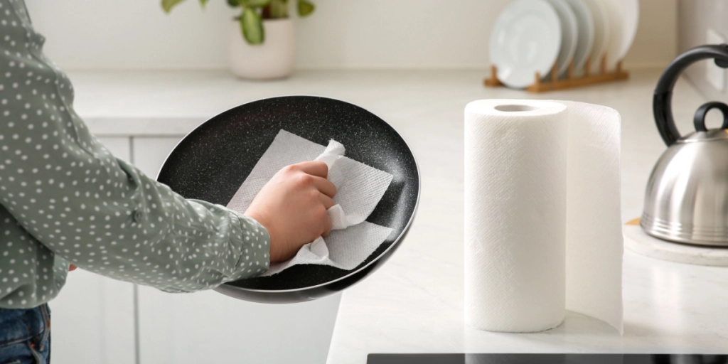 9 ting, du aldrig bør gøre rent med køkkenrulle