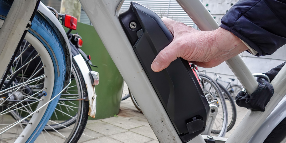 Dette skal du sørge for, når du skal lade batteriet til elcyklen, ifølge beredskabschef