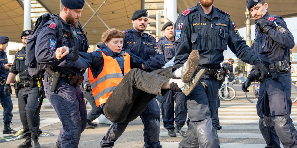 Demonstranter har indtaget landingsbanen: Al trafik indstillet i tysk lufthavn