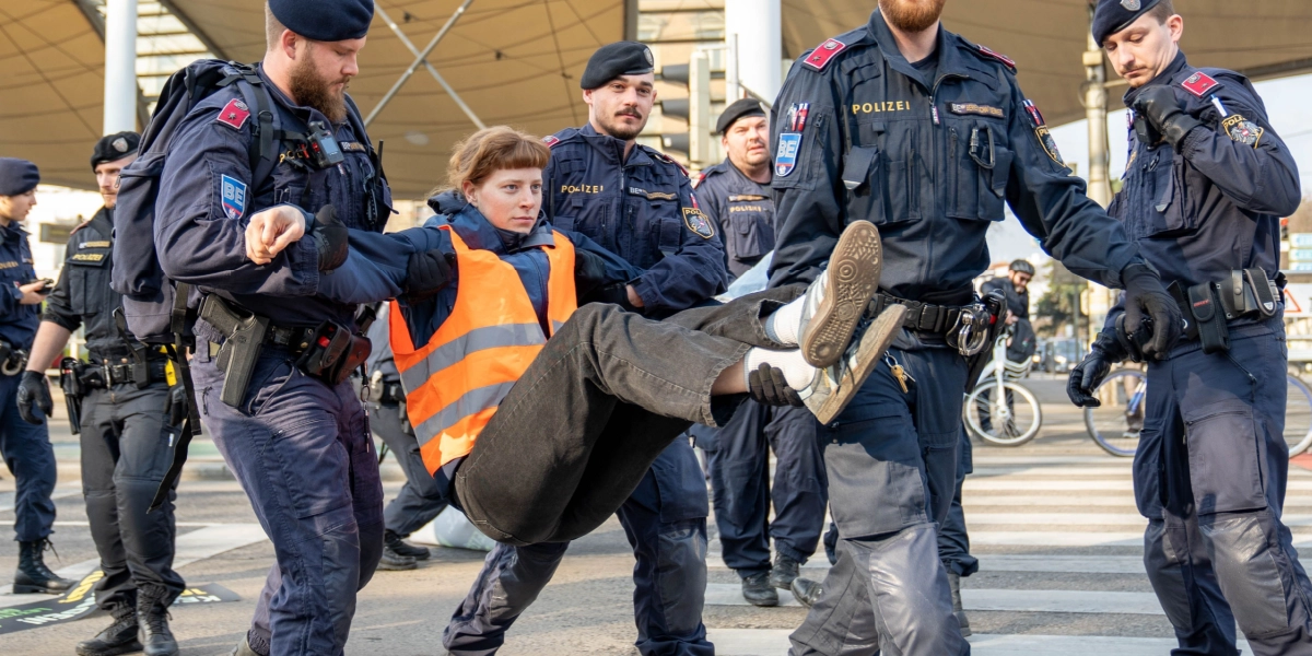 Demonstranter har indtaget landingsbanen: Al trafik indstillet i tysk lufthavn