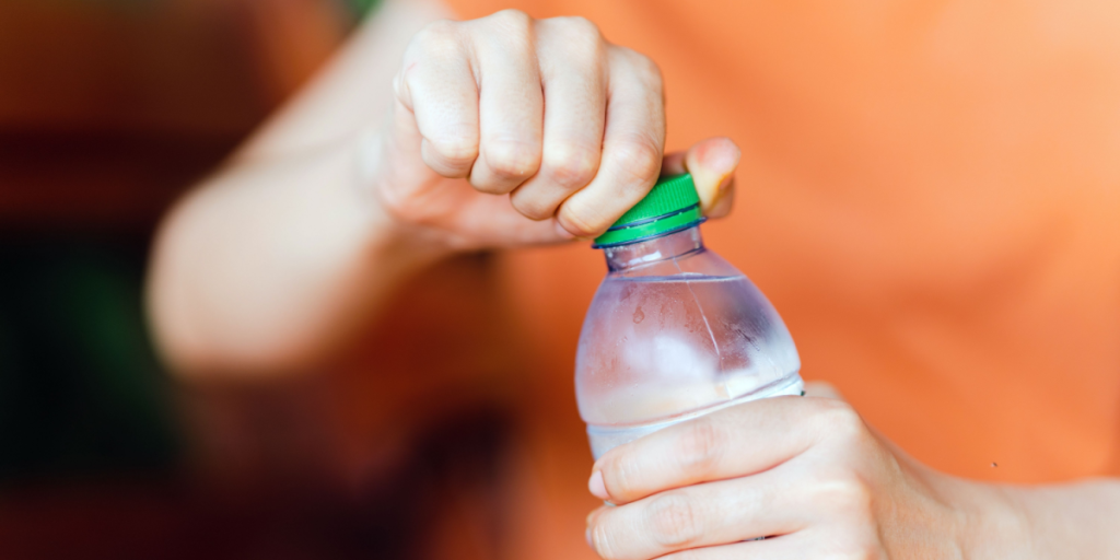 Ekspert slår fast: Så længe kan du drikke vand fra plastikflasker