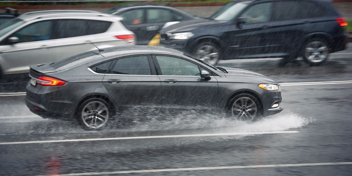 Pas på i regning: Sådan skal du reagere, hvis bilen aquaplaner