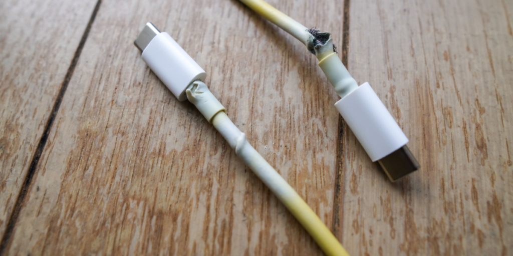 Dette er den irriterende årsag til, at din computeroplader bliver gullig over tid