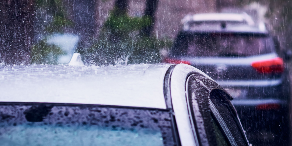 Væltede træer og biler i grøften: Sådan bliver vejret efter weekendens “sommerstorm”