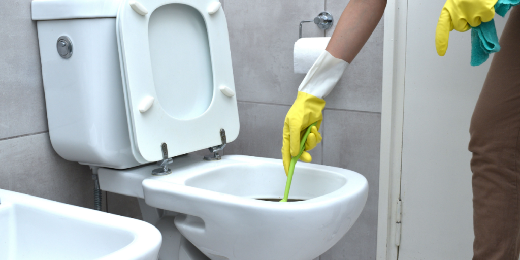 Alt for mange har denne klamme vane ved rengøring af toilettet: Rengøringsekspert har løsningen
