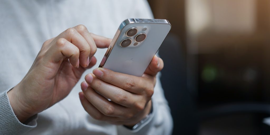 Din iPhone har en ‘hemmelig’ knap bag på, og den kan næsten bruges til alt