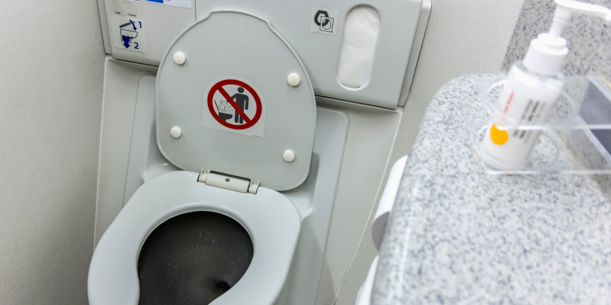 Stewardesse forklarer: Derfor skal du tænke dig om, før du bruger flyets toiletpapir