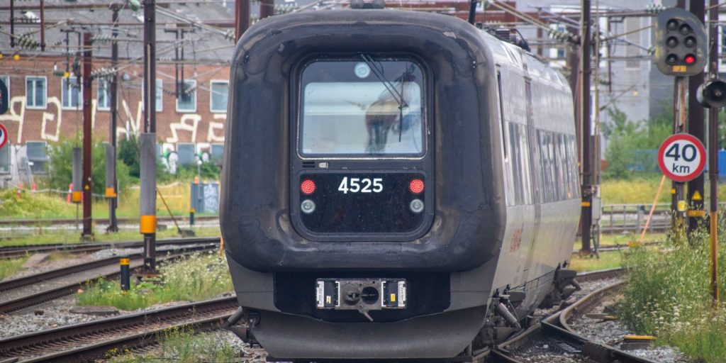 Kaos hele dagen: Aflyste tog og længere rejsetid på travl strækning