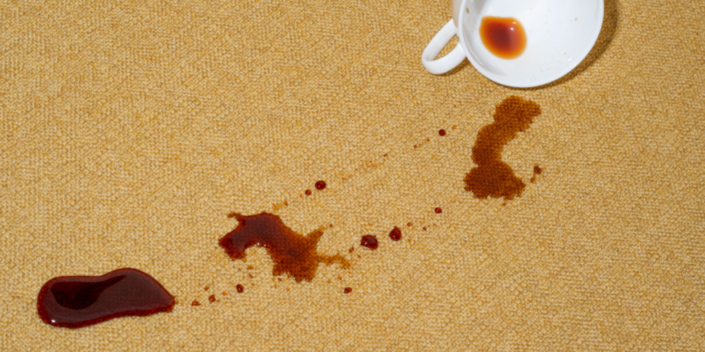 Sådan fjerner du kaffepletter fra sofaen
