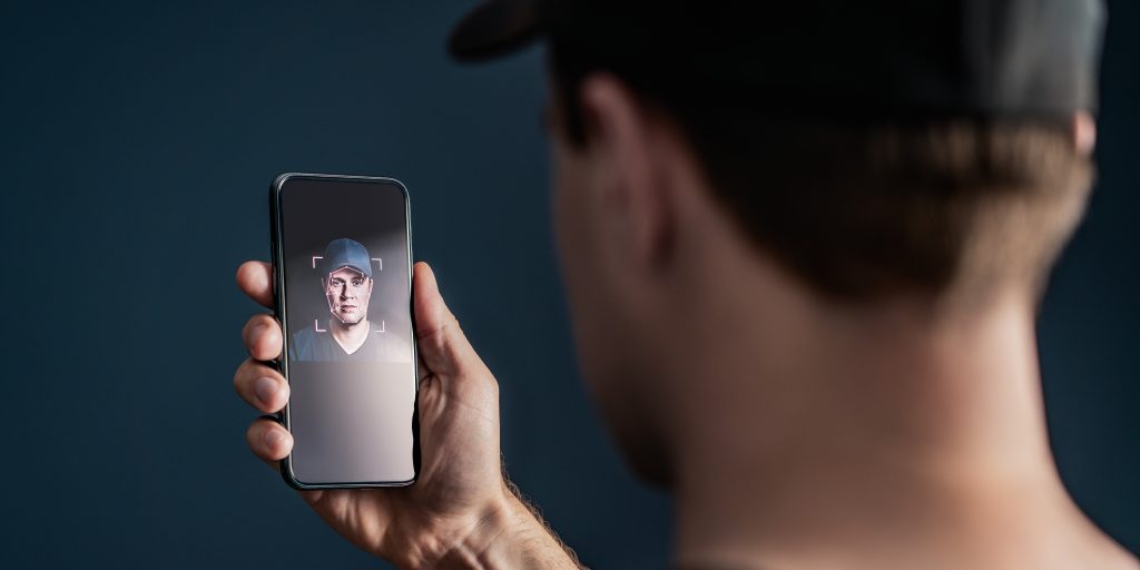 Politiets råd: Sådan undgår du at blive narret af “deepfakes”