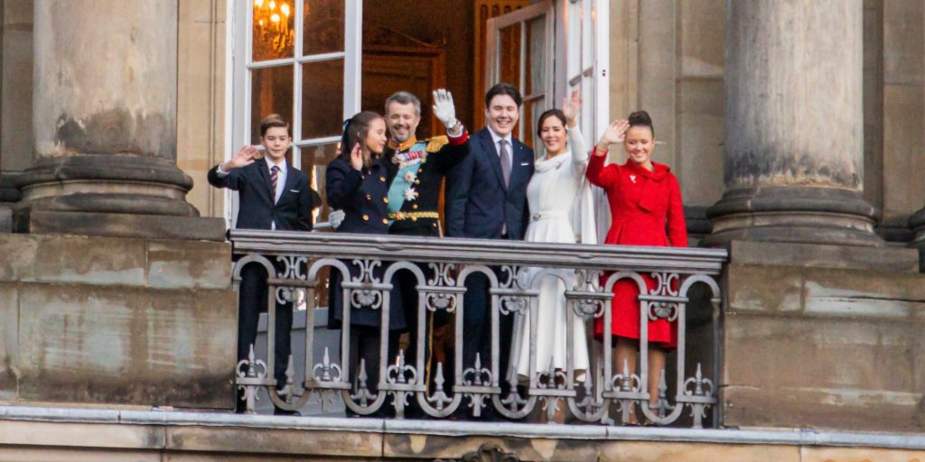 Kæmpe overraskelse: Kong Frederik udgiver bogmanifest i dag