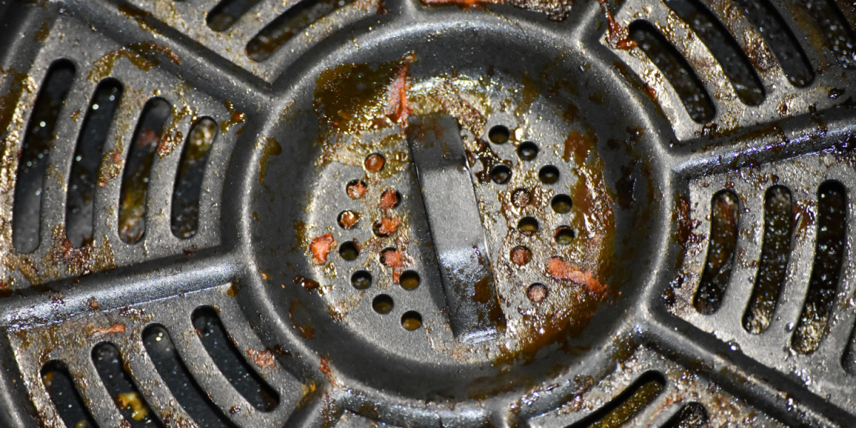 Glem skrubben: Sådan renser du din airfryer på 4 minutter