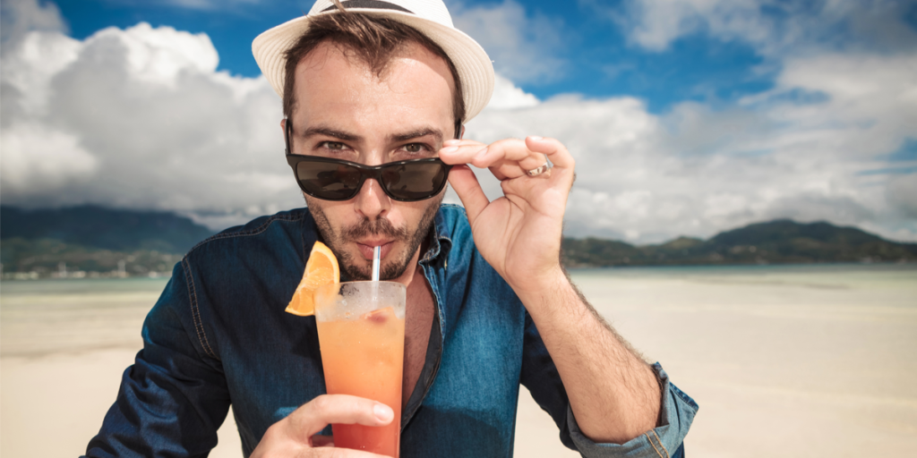 Virkelighedens Tømmermænd i Thailand – nøgen mand fundet på strand kan ikke huske, hvad han har lavet