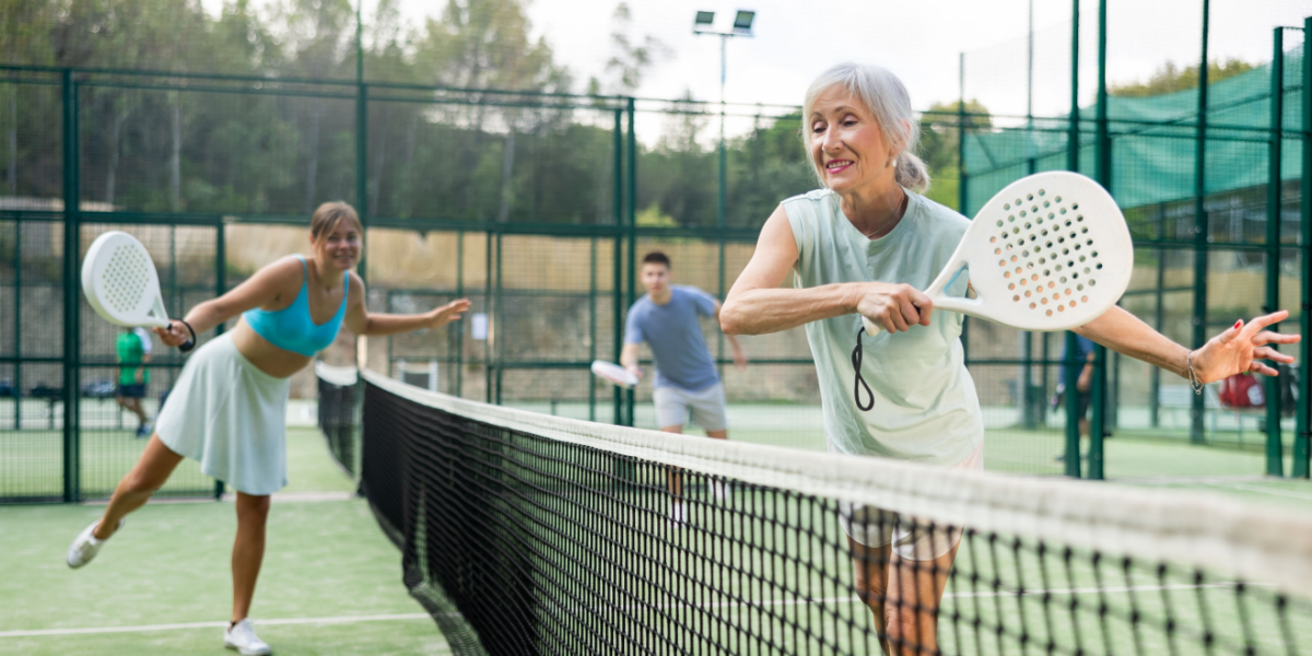 Har du prøvet padeltennis? Det kan være perfekt for dig som pensionist