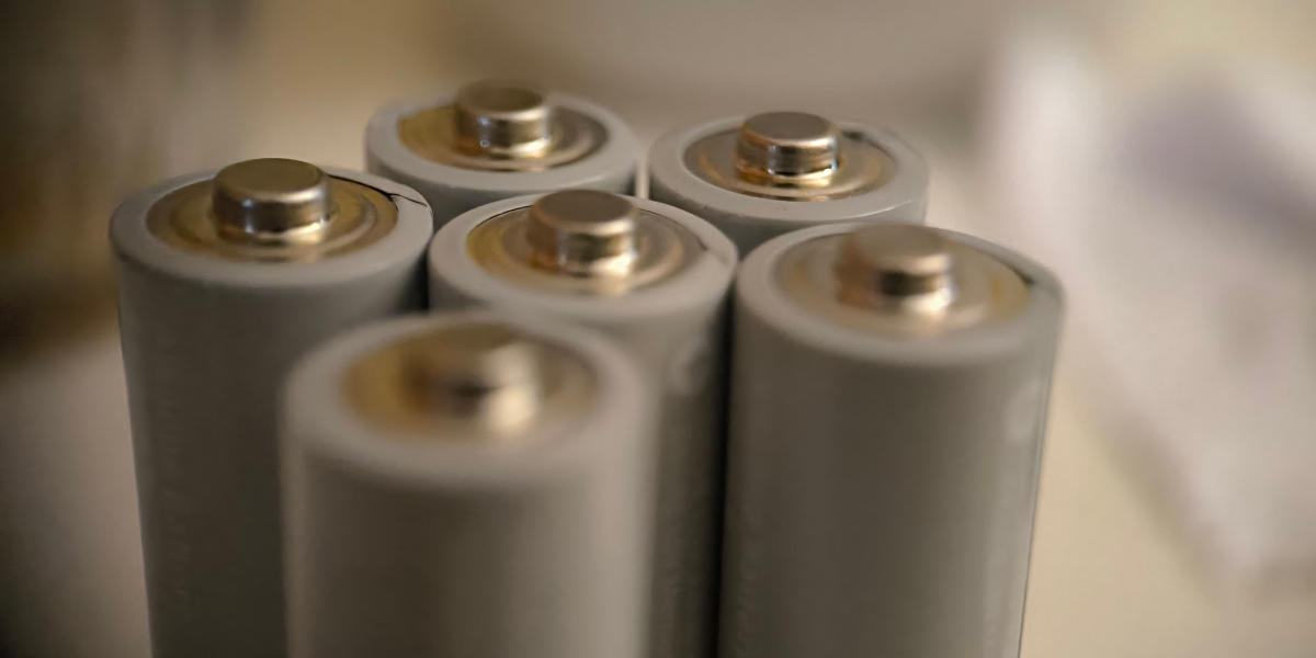 3 personer anholdt: Stjal for 10.000 kroner batterier i byggemarked