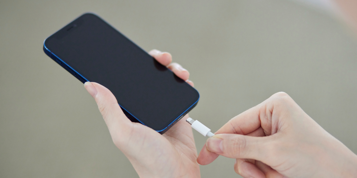 Forlænger det batteriets levetid? Sådan gik det, da kvinde kun ladede sin telefon til 80 % et helt år
