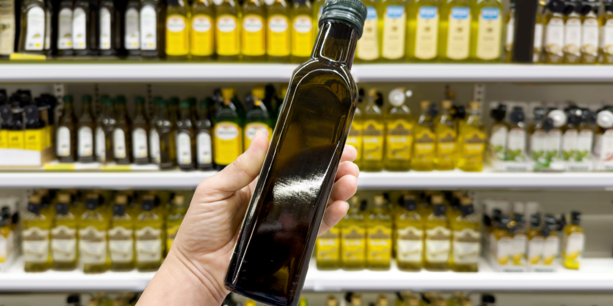Køber du olivenolie i supermarkedet, skal du sørge for at tjekke disse ting