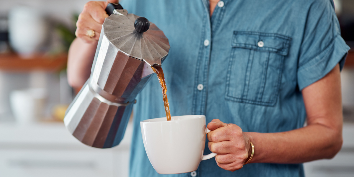 Ikke som det første om morgenen: Dette er det bedste tidspunkt at drikke kaffe ifølge ekspert