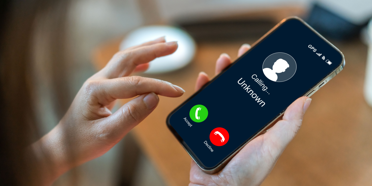 Regeringen og telebranchen går sammen: Sådan vil man dæmme op for falske opkald og SMS-beskeder