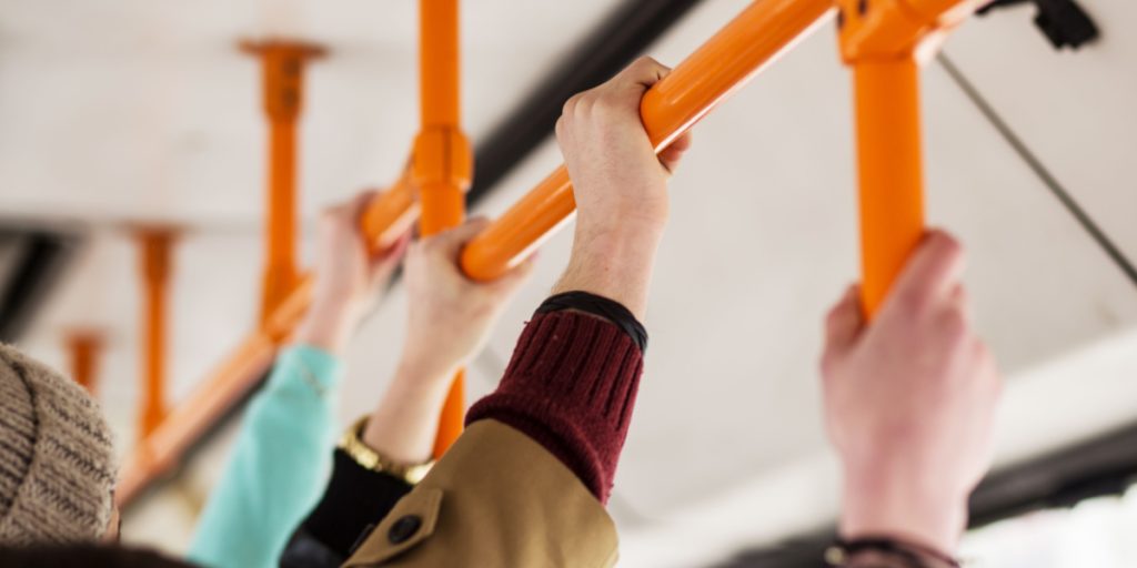 Covid-ekspert afslører: Så sandsynligt er det, du bliver smittet i offentlig transport