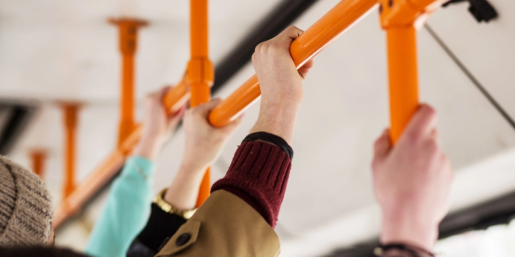 Covid-ekspert afslører: Så sandsynligt er det, du bliver smittet i offentlig transport