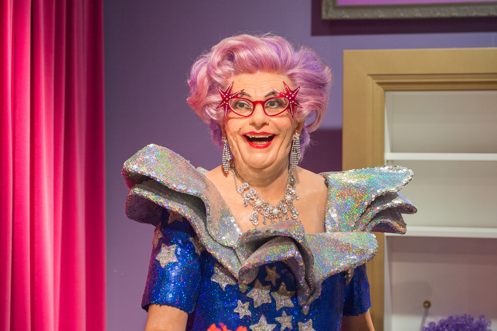Dame Edna er død