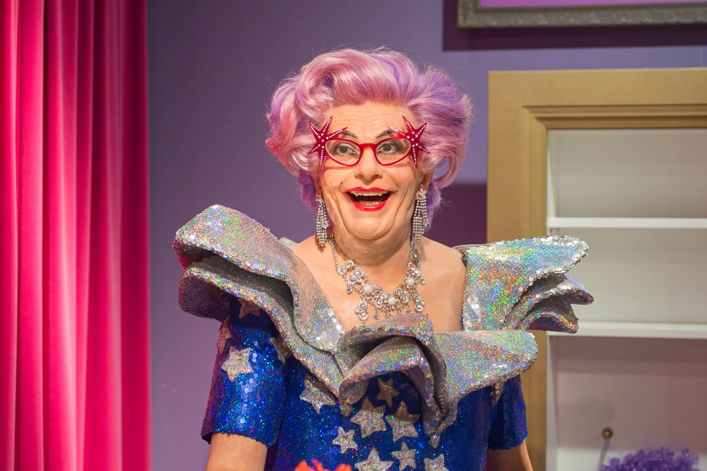 Dame Edna er død